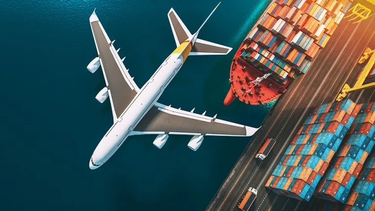 Avião sobrevoando um navio de contêineres no porto