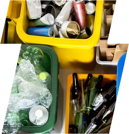 Caixas de coleta com latas, garrafas PET e vidros separados para reciclagem