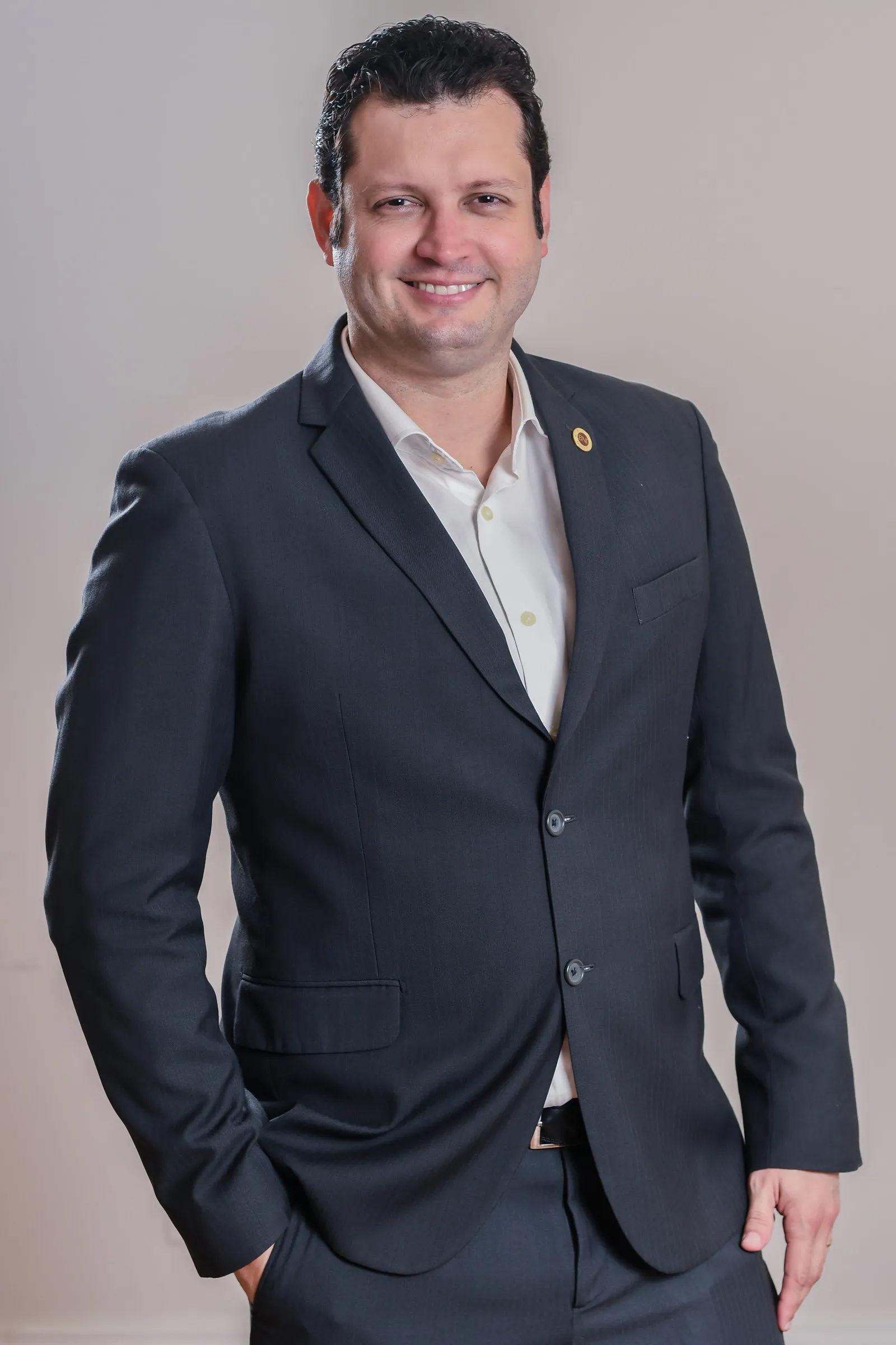 Rodolfo Simões, ex-DBA e ex-CIO, de terno escuro, sorrindo
